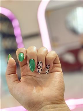 کاشت ناخن و مژه سالن زیبایی کاشت ناخن فائزه غفوریان  در  مشهد
